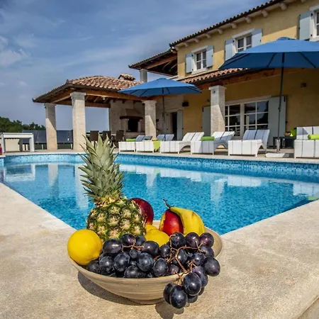 Mit Privatpool Fuer 9 Personen Ca 200 Qm In Segotici, Istrien Suedkueste Von Istrien Holiday home Marcana