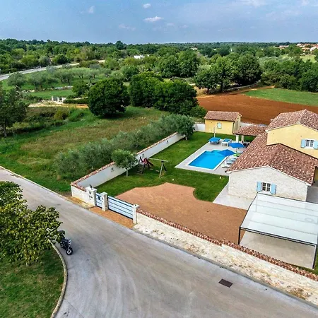 Mit Privatpool Fuer 9 Personen Ca 200 Qm In Segotici, Istrien Suedkueste Von Istrien Holiday home