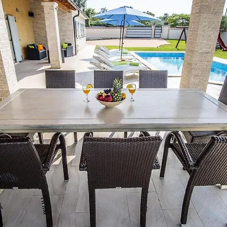 Mit Privatpool Fuer 9 Personen Ca 200 Qm In Segotici, Istrien Suedkueste Von Istrien Holiday home